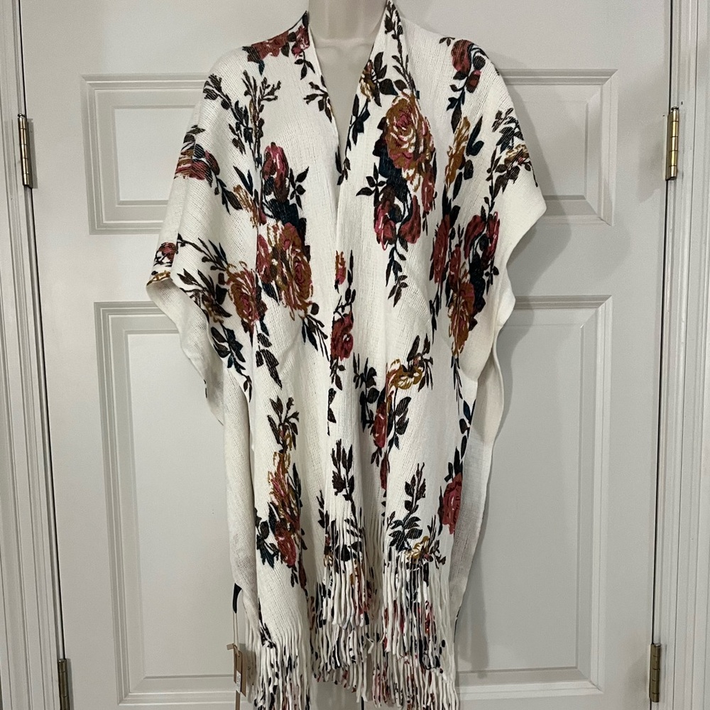 NWT Justin & Taylor Ivory & Pink Floral Fringe Lightweight Ruana/Poncho One Size